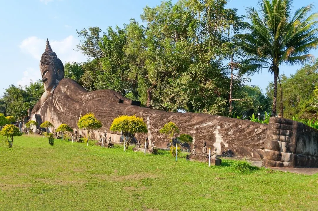 Liegender Buddha mit 120 Metern Länge im Buddha Park Xieng Khouang bei Vientiane