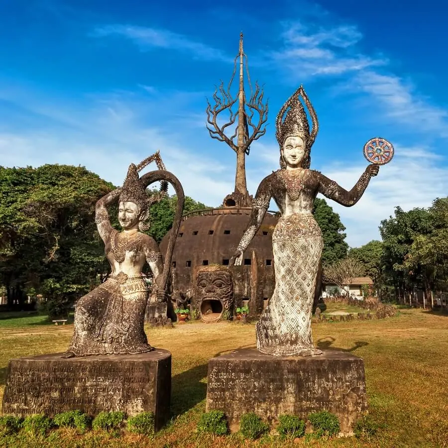 Statuen im Buddha Park Xieng Khouang bei Vientiane