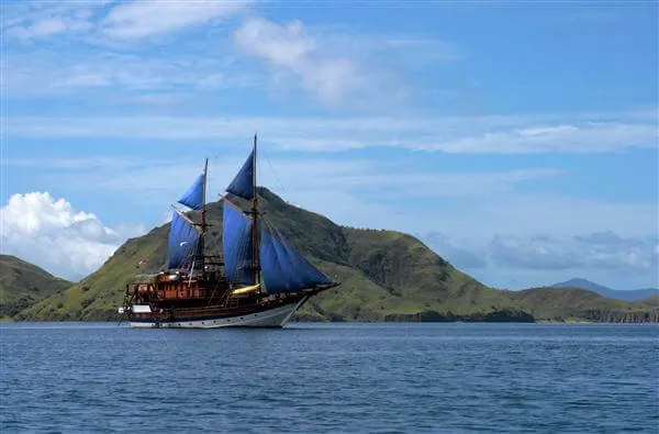 Segelschiff vor Komodo - Indonesien